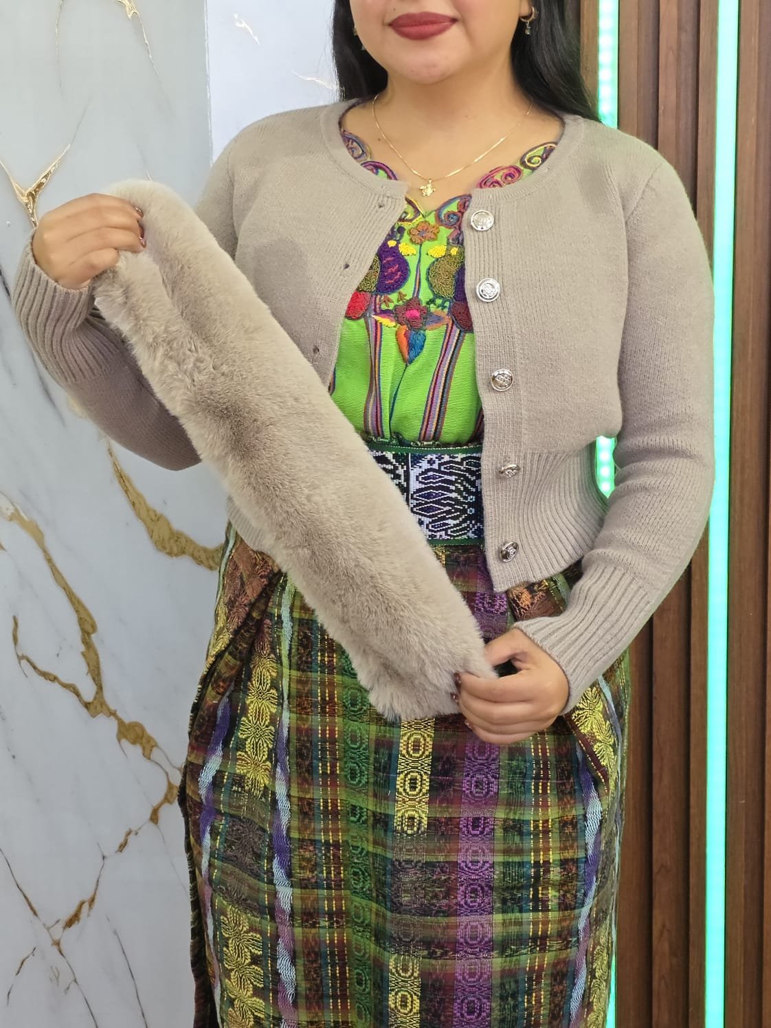 Sueter cuello de peluche💖 - Imagen 3